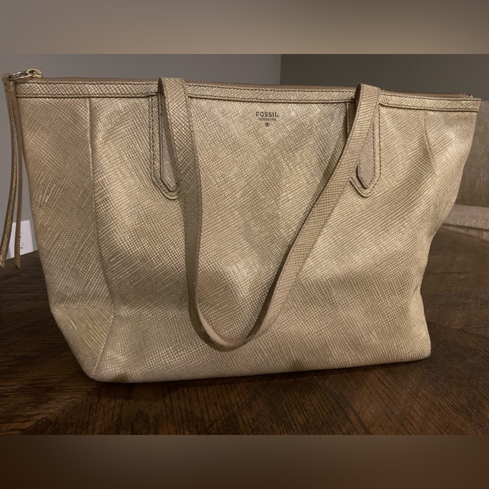 Vintage Fossil bag/purse. Gold tone in color.